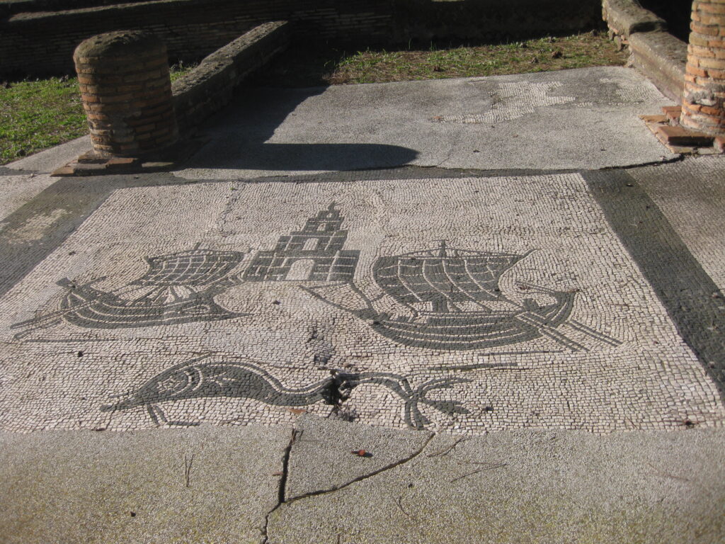 Ostiasta esiin kaivettu lattiamosaiikki, jonka aiheena on Portuksen edustalle rakennettu majakka sekä pienet purret, joilla vietiin tavaraa Roomaan Tiber-jokea pitkin.