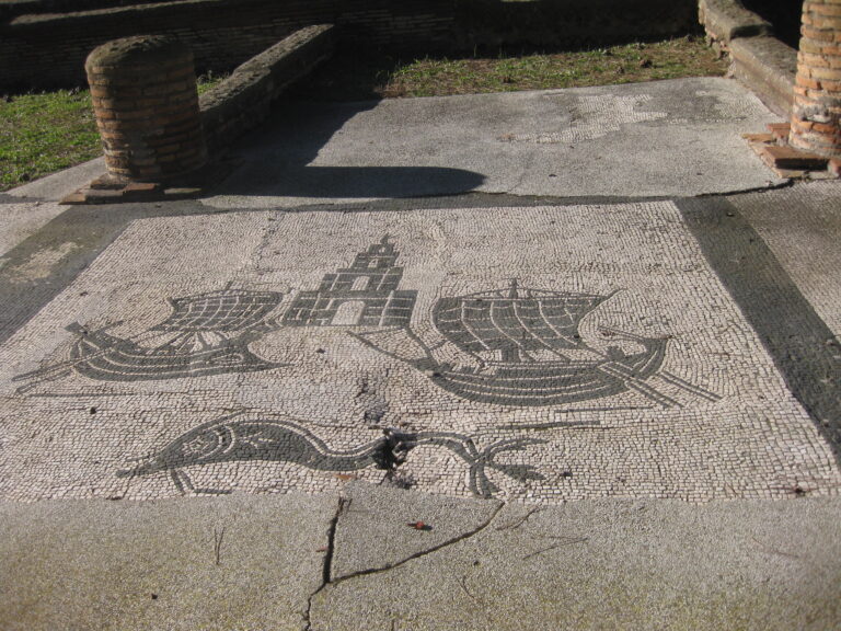 Ostiasta esiin kaivettu lattiamosaiikki, jonka aiheena on Portuksen edustalle rakennettu majakka sekä pienet purret, joilla vietiin tavaraa Roomaan Tiber-jokea pitkin.