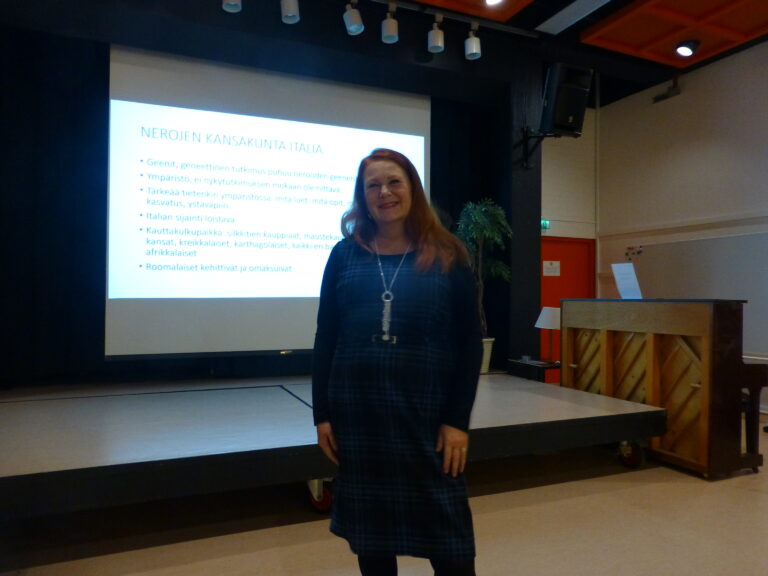 FT, tietokirjailija Liisa Väisänen luennollamme.