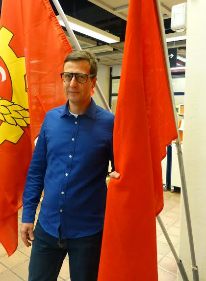 Anton Monti esitelmöi 30.3. 2016 Porin pääkirjastossa. Sen tiloissa oli samaan aikaan Porin Sosiaalidemokraattisen Kunnallisjärjestön valokuvanäyttely ”Eetun hengessä 110 vuotta” lippurekvisiittoineen. Monti otti lähituntumaa näyttelyyn.